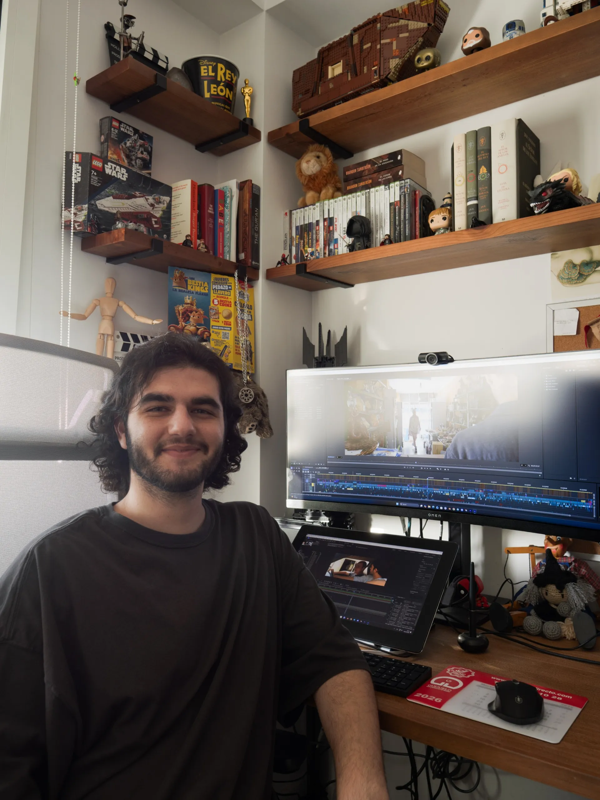 Andrés en su sala de montaje
